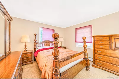 27 Old Farm Road, Levittown, NY 11756 - Photo 12