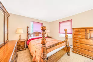 27 Old Farm Rd, Levittown, NY 11756 - Photo 12