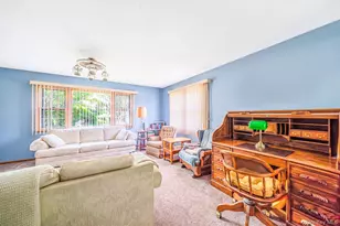 27 Old Farm Rd, Levittown, NY 11756 - Photo 14