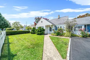 27 Old Farm Rd, Levittown, NY 11756 - Photo 2