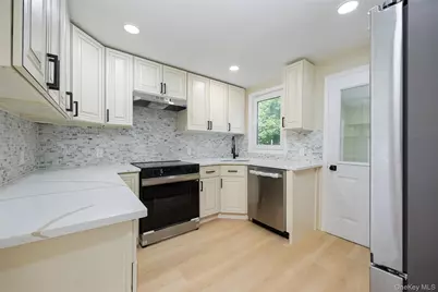 22 Henmond Boulevard, Poughkeepsie, NY 12603 - Photo 4