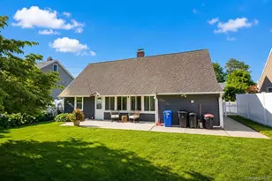31 Sunrise Ln, Levittown, NY 11756 - Photo 4