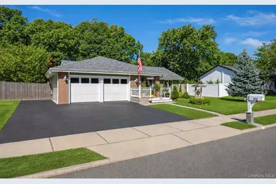 876 Greenbelt Parkway W, Holbrook, NY 11741 - Photo 2