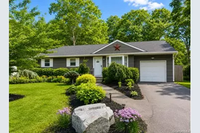 32 Robinson Avenue, Medford, NY 11763 - Photo 2