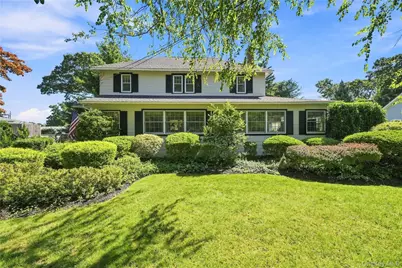 556 N Windsor Avenue, Brightwaters, NY 11718 - Photo 2