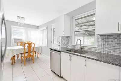 666 Rosevale Avenue, Ronkonkoma, NY 11779 - Photo 14