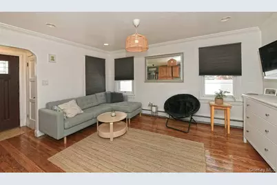 102 Roxbury Road, Franklin Square, NY 11010 - Photo 6