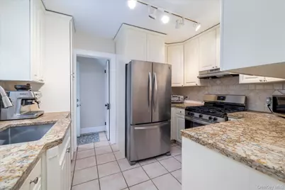 146 Beverly Avenue, Floral Park, NY 11001 - Photo 10