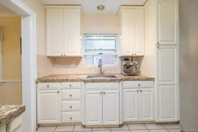 146 Beverly Avenue, Floral Park, NY 11001 - Photo 12