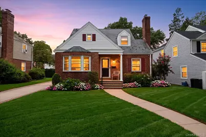 146 Beverly Avenue, Floral Park, NY 11001 - Photo 2