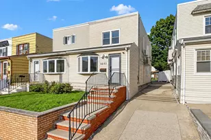 32-33 202nd St, Bayside, NY 11361 - Photo 2