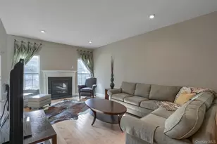 834 Huntington Dr, Fishkill, NY 12524 - Photo 8