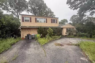 18 Brentwood Ave, Farmingville, NY 11738 - Photo 2