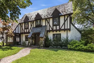 340 Princeton Rd, Rockville Centre, NY 11570 - Photo 2