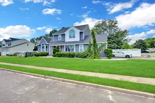 106 Paul Dr, Holbrook, NY 11741 - Photo 2