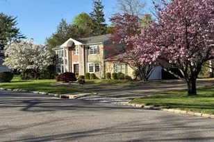 8 Flamingo Road N, East Hills, NY 11576 - Photo 2