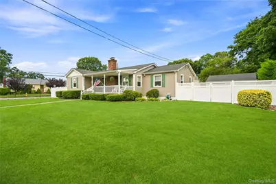 494 N Putnam Avenue, Lindenhurst, NY 11757 - Photo 2