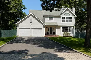 109 Crestwood Dr, Shirley, NY 11967 - Photo 2