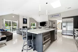 31 Deer Run, East Islip, NY 11730 - Photo 16