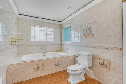 195 N Wisconsin Avenue, Massapequa, NY 11758 - Photo 8