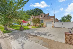 195 N Wisconsin Ave, Massapequa, NY 11758 - Photo 2
