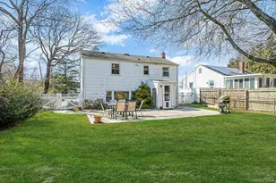 35 Thorburn Ave, Patchogue, NY 11772 - Photo 8