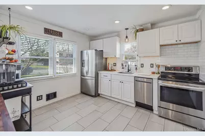 35 Thorburn Avenue, Patchogue, NY 11772 - Photo 14