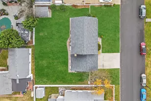 776 S 5th St, Lindenhurst, NY 11757 - Photo 32