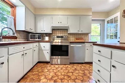 216 Spackenkill Road, Poughkeepsie, NY 12603 - Photo 2