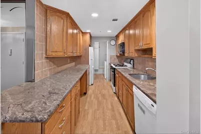278 Brettonwoods Drive #278, Coram, NY 11727 - Photo 8