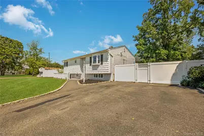 2401 Wave Avenue, Medford, NY 11763 - Photo 2