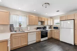 3002 Willow Pond Dr, Riverhead, NY 11901 - Photo 10