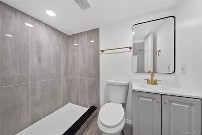 28 Roslyn Avenue, Selden, NY 11784 - Photo 18