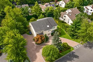 40 Bristol Dr, Manhasset, NY 11030 - Photo 32