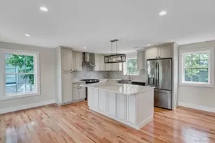 25 Sunnybrook Dr E, Oceanside, NY 11572 - Photo 2