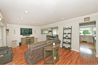 4039 Hahn Avenue, Bethpage, NY 11714 - Photo 6