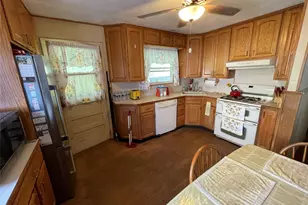 16 Heathcote Rd, Lindenhurst, NY 11757 - Photo 6