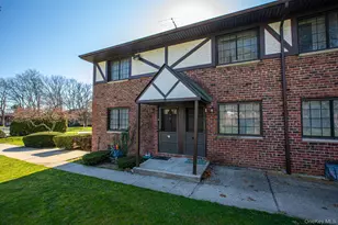 99 Newbrook Ln, Bay Shore, NY 11706 - Photo 2