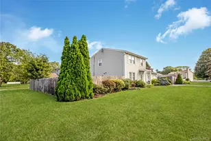 11 Shade Tree Ln, Patchogue, NY 11772 - Photo 4