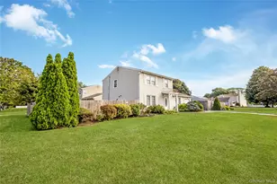 11 Shade Tree Ln, Patchogue, NY 11772 - Photo 2