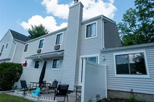 402 Mountain Laurel Dr, Monroe, NY 10950 - Photo 2