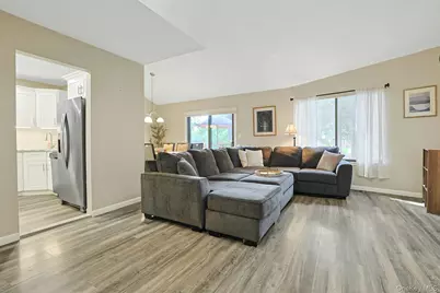 195 Treetop Circle, Nanuet, NY 10954 - Photo 10