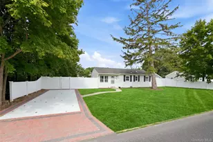 710 Bourdois Ave, Bellport, NY 11713 - Photo 2