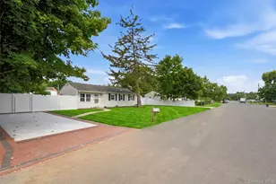 710 Bourdois Ave, Bellport, NY 11713 - Photo 4