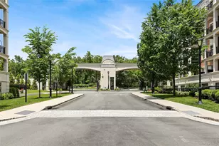 2000 Royal Ct, North Hills, NY 11040 - Photo 34
