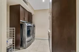 2000 Royal Ct, North Hills, NY 11040 - Photo 20