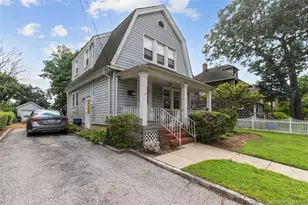 48 St Marks Pl, Roslyn Heights, NY 11577 - Photo 4