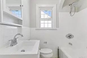 70 Paul Ave, New Hyde Park, NY 11040 - Photo 14