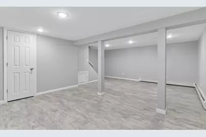 322 Barleau, Brentwood, NY 11717 - Photo 18