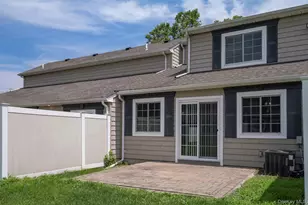 4003 Townhouse Dr, Coram, NY 11727 - Photo 10